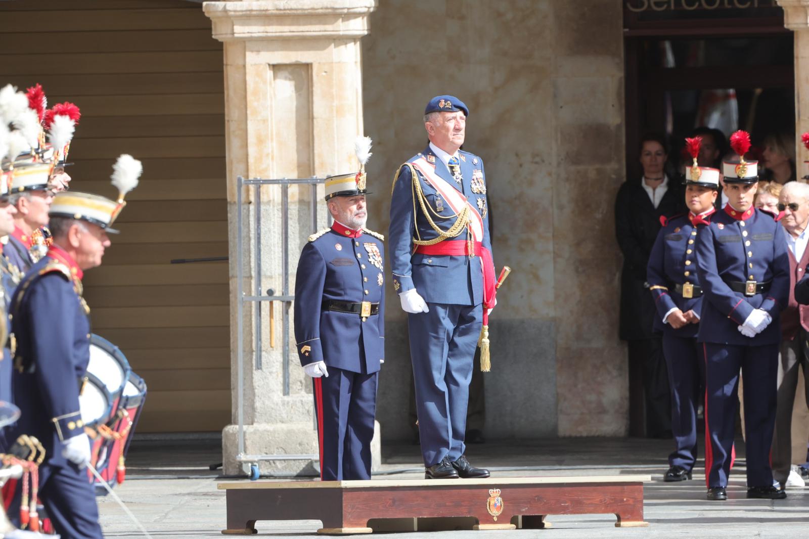 Solemne jura de bandera en la Plaza Mayor de Salamanca con la Guardia Real