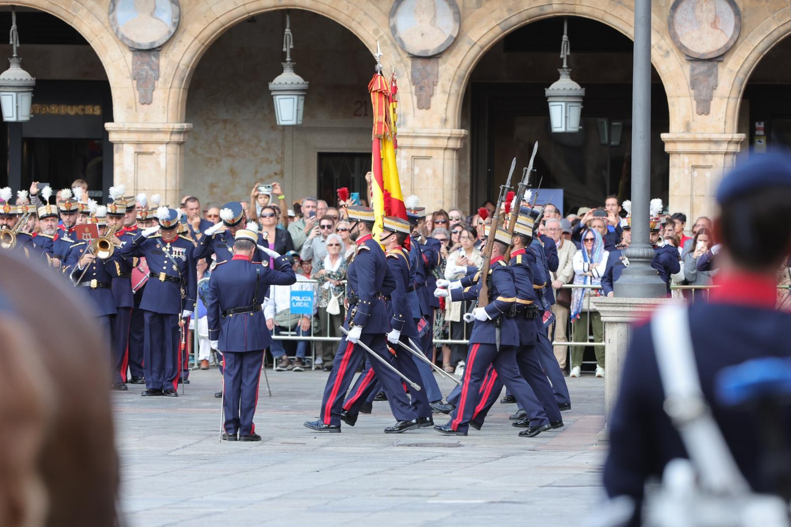 Solemne jura de bandera en la Plaza Mayor de Salamanca con la Guardia Real