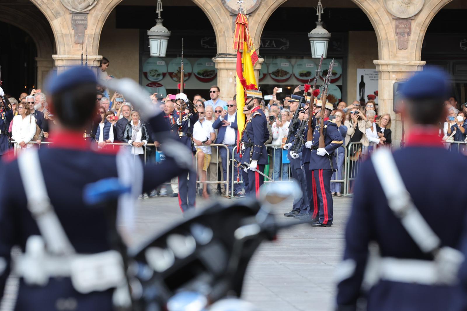 Solemne jura de bandera en la Plaza Mayor de Salamanca con la Guardia Real