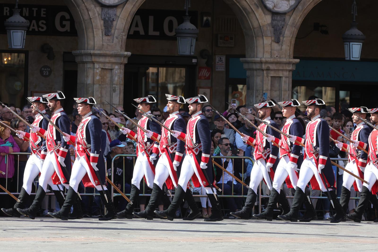 Solemne jura de bandera en la Plaza Mayor de Salamanca con la Guardia Real