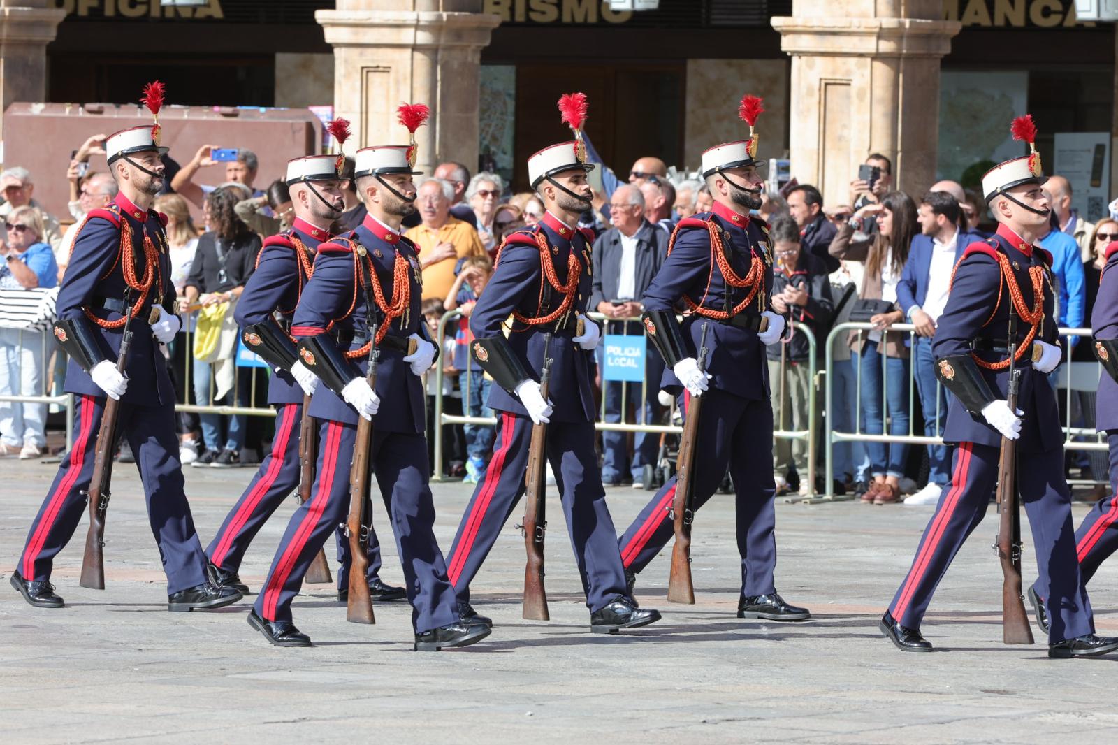 Solemne jura de bandera en la Plaza Mayor de Salamanca con la Guardia Real