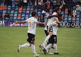 Los jugadores del Salamanca UDS felicitan a Galván por su golazo de falta directa.