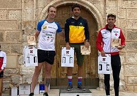 Alberto Bravo, en el centro, ganador de la prueba.