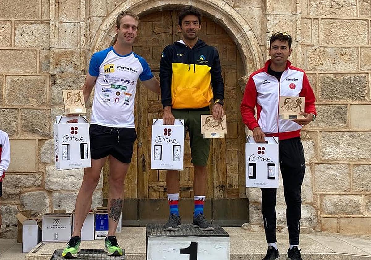 Alberto Bravo, en el centro, ganador de la prueba.