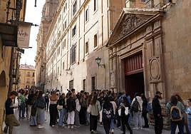 Estudiantes, a las puertas de la Universidad Pontificia.