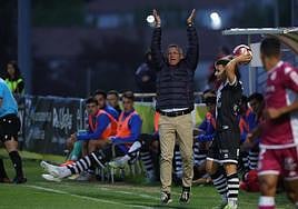 Dani Ponz da instrucciones desde la banda del Reina Sofía en un partido de Unionistas.