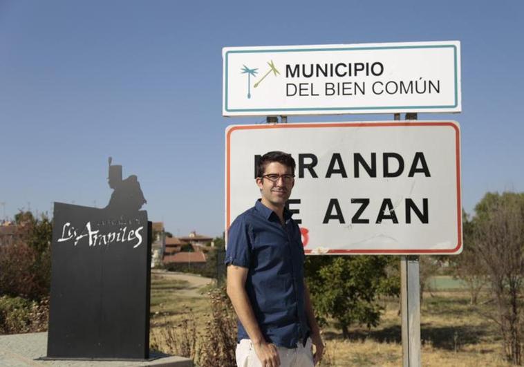 José Luis Sánchez, alcalde de Miranda de Azán, junto a un cartel de municipio.