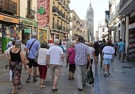 Un grupo de turistas se dirige hacia las catedrales de Salamanca por la Rúa.