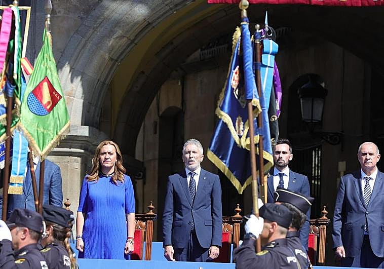 Marlaska, junto a Barcones, el presidente de la Fundación Policía Nacional y el director del Cuerpo Nacional de Policía, durante acto.