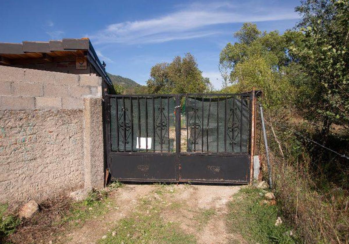 Acceso a la finca donde se encontró el cadaver del anciano en Sotillo de la Adrada.