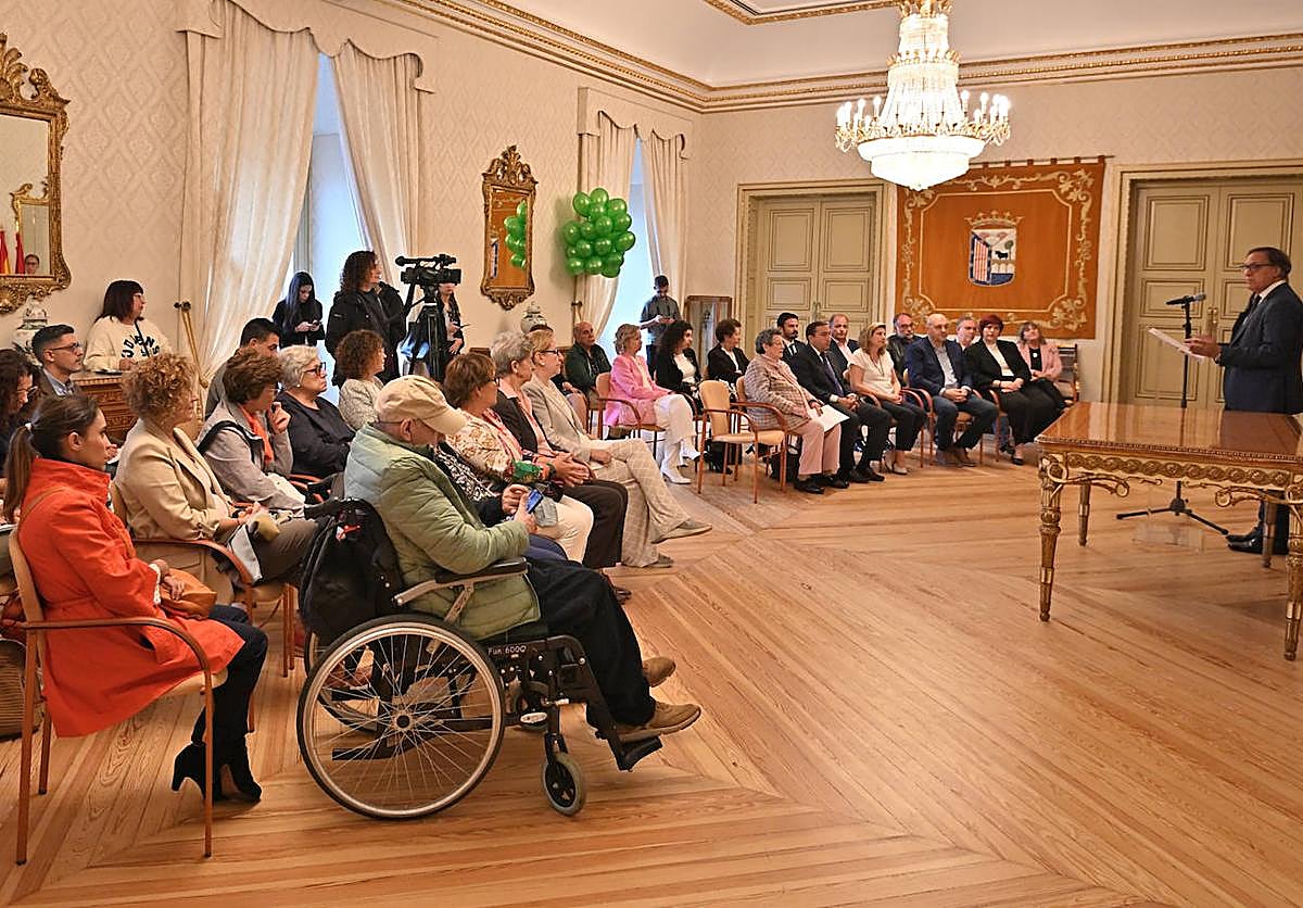 Imagen principal - El alcalde destaca la «capacidad innovadora» de la ciudad en la investigación contra el alzheimer