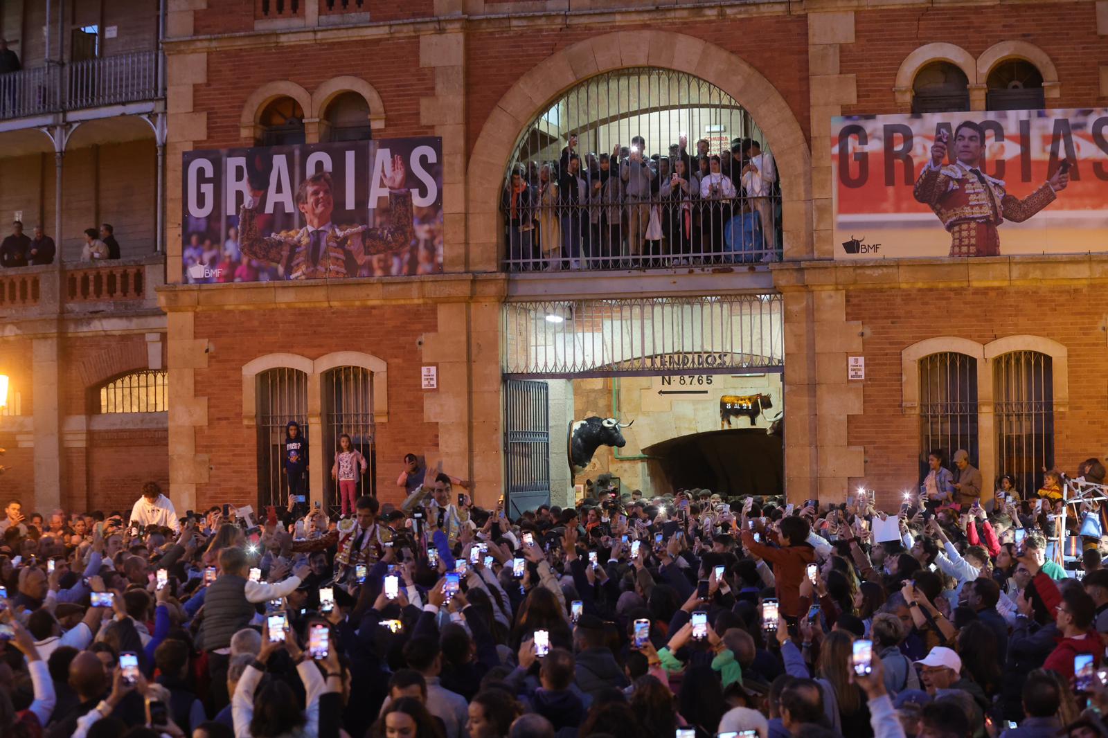 López Chaves y El Juli abren la puerta grande de La Glorieta