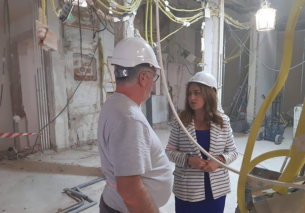 Virginia Barcones, durante la visita a las obras.