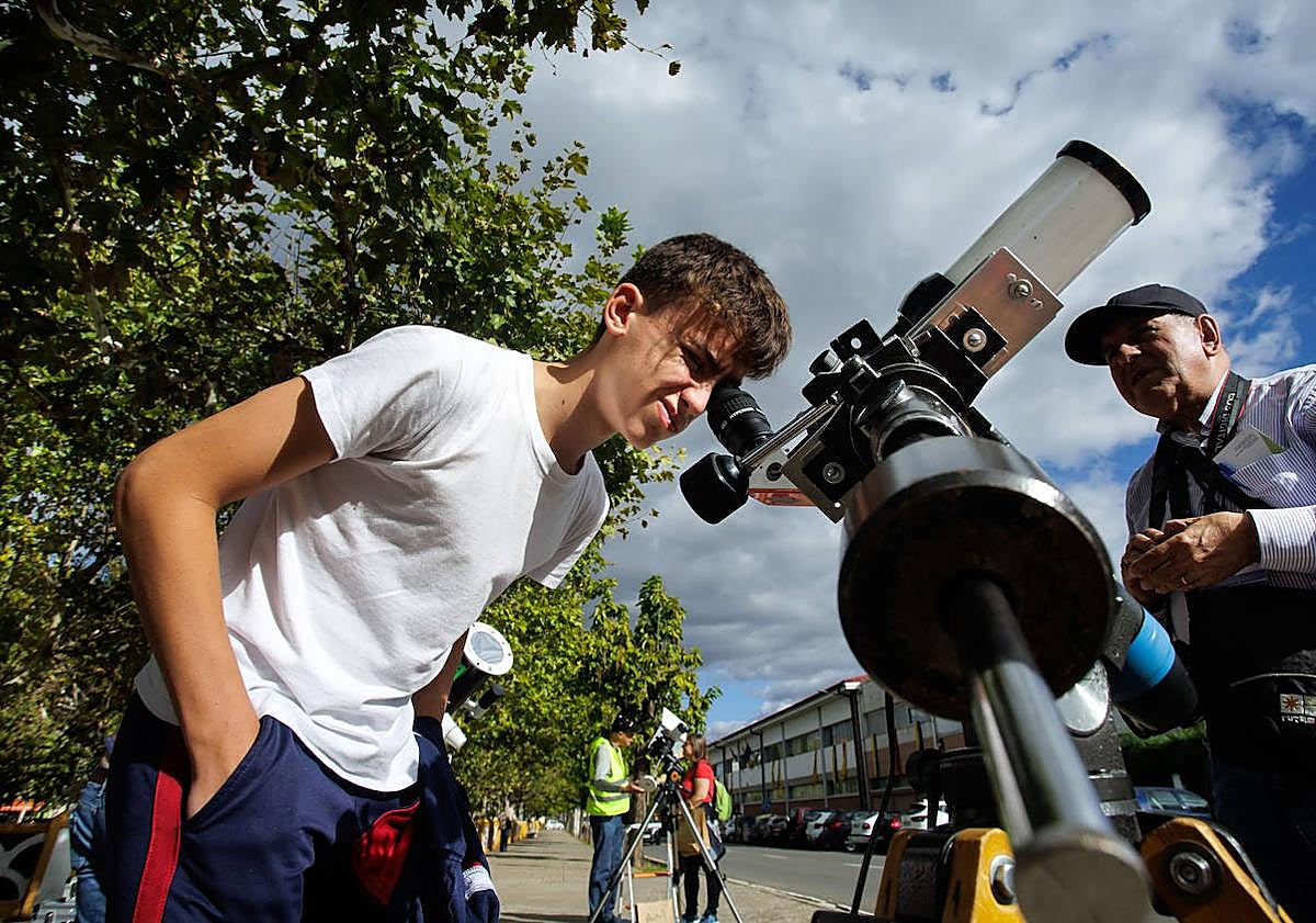 Imagen principal - El sol concita en Ciudad Rodrigo a aficionados a la astronomía de todo el país