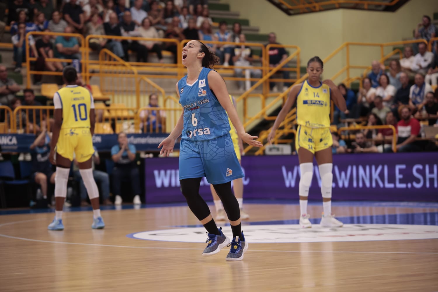 El debut de Avenida convence en la cancha y en la grada