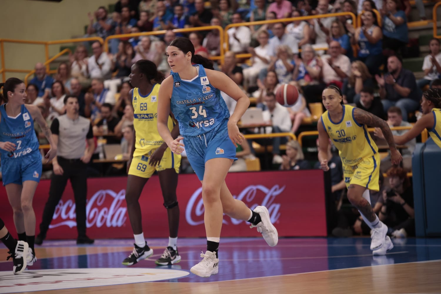 El debut de Avenida convence en la cancha y en la grada