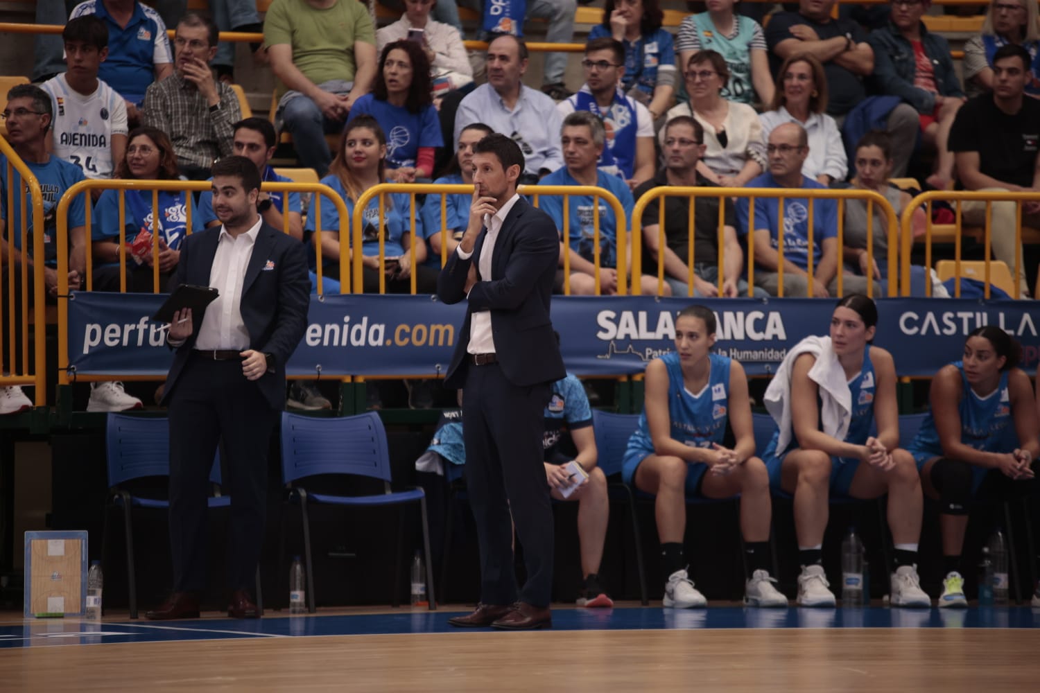 El debut de Avenida convence en la cancha y en la grada