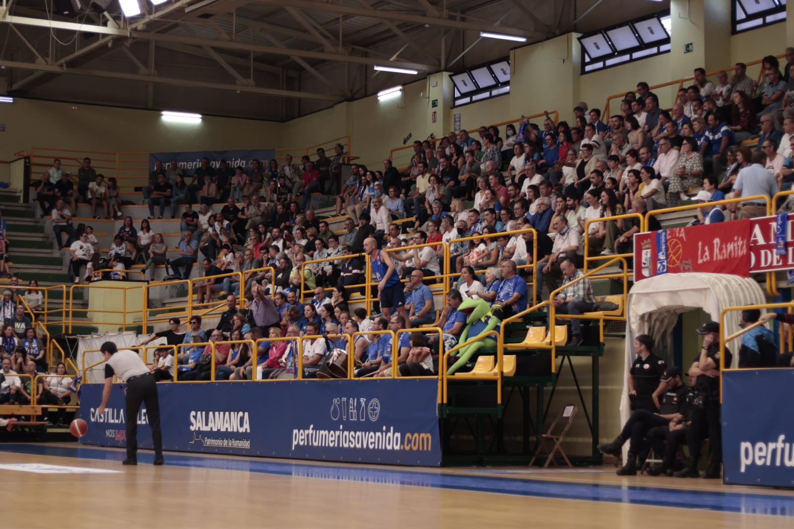 El debut de Avenida convence en la cancha y en la grada