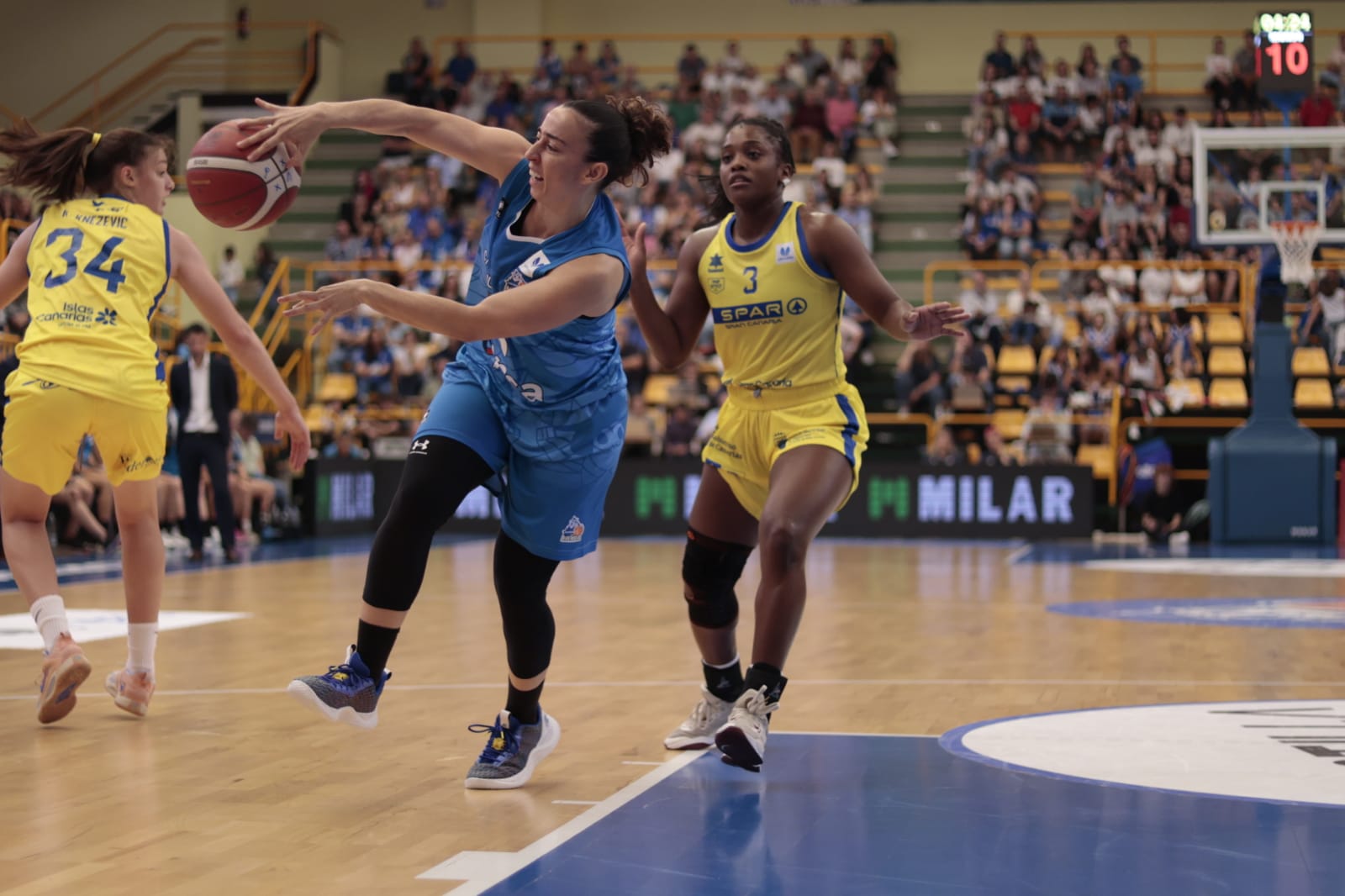 El debut de Avenida convence en la cancha y en la grada
