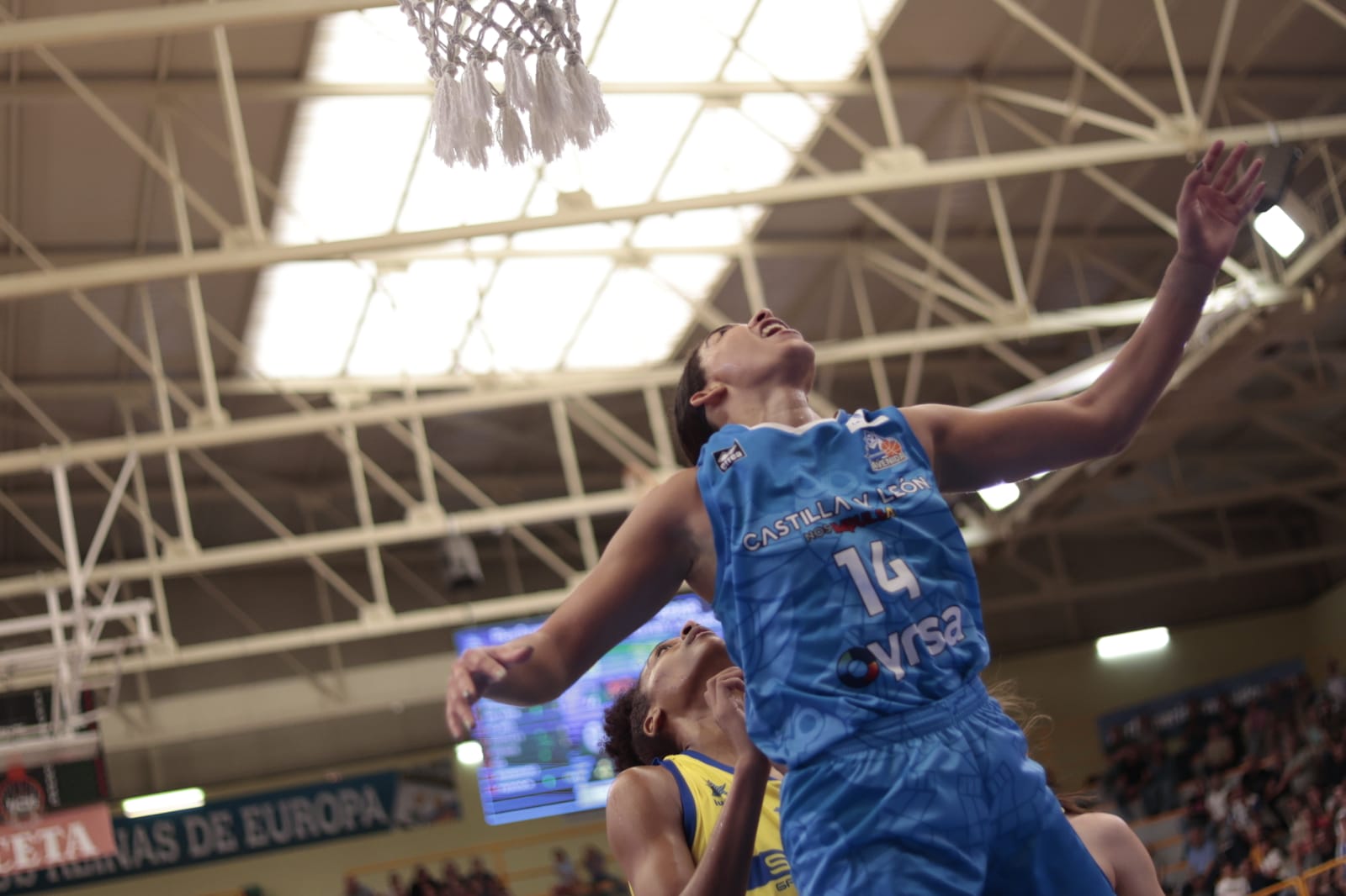 El debut de Avenida convence en la cancha y en la grada