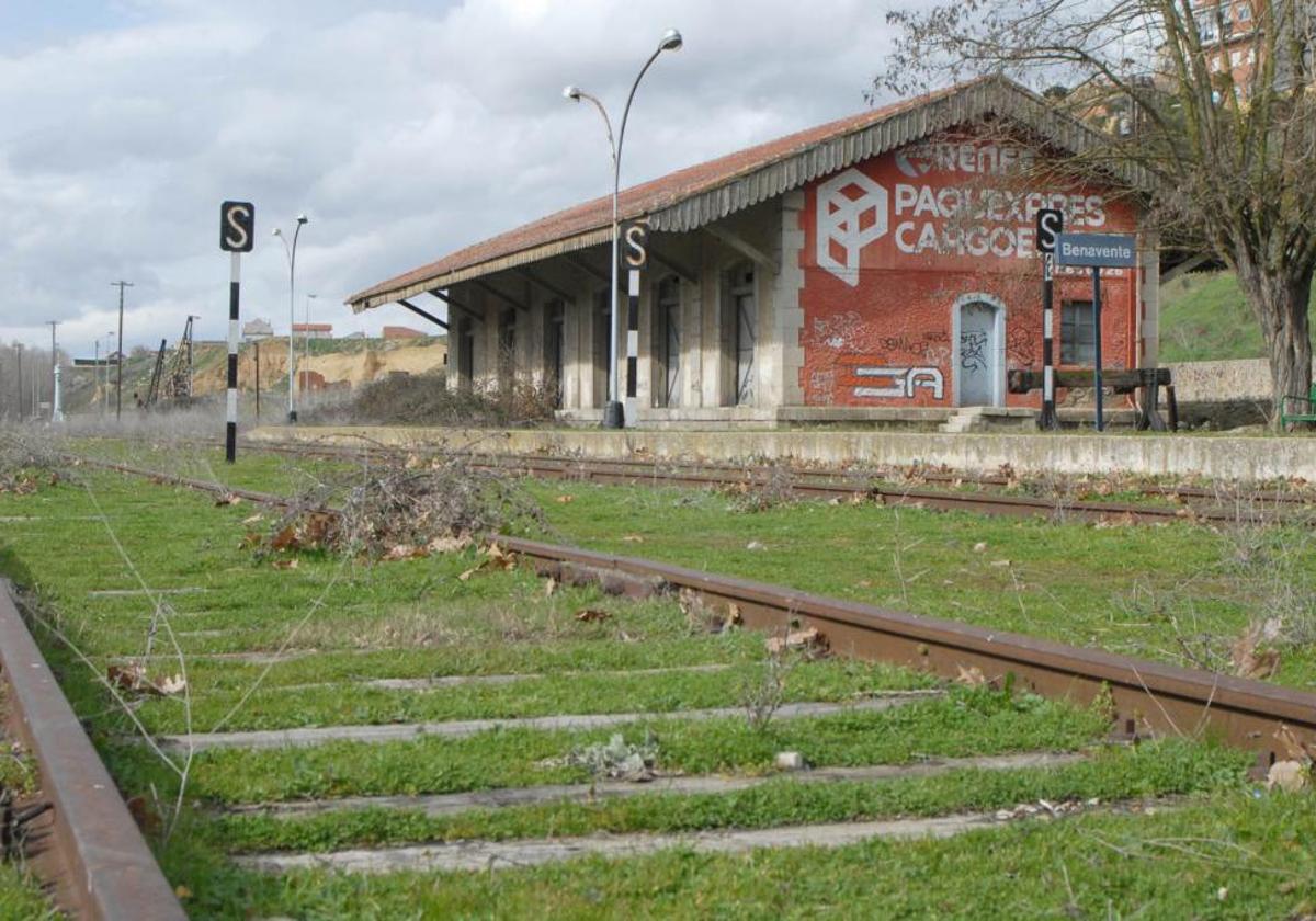 Imagen de archivo del estado de la estación de Benavente del antiguo ferrocarril de la Ruta de la Plata cerrada en 1985.