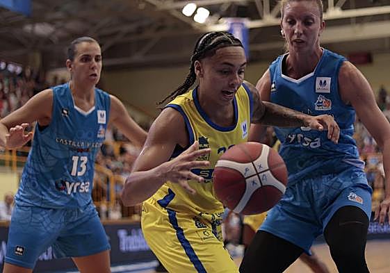 Andrea Vilaró y Laura Gil presionan a una rival del Spar Gran Canaria.