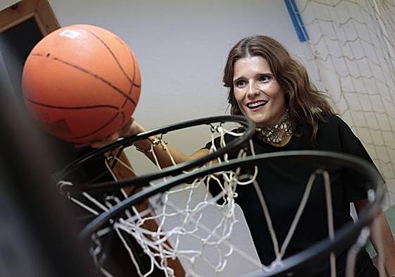 La concejala de Deportes, en el pabellón de La Alamedilla.