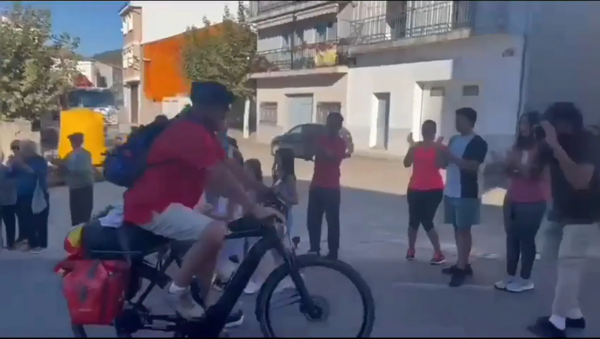 Familiares y amigos reciben en Ledrada a Jesús Sánchez después de 2.000 kilómetros pedaleando desde Alemania