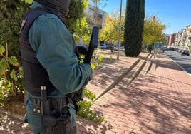 Un agente de la Guardia Civil, desplegado esta mañana en el barrio de Pizarrales de Salamanca.