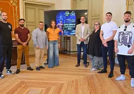 La concejala de Deportes del Ayuntamiento de Salamanca, con los miembros de la organización y participantes del Trofeo Ciudad de Salamanca 2023 de culturismo.