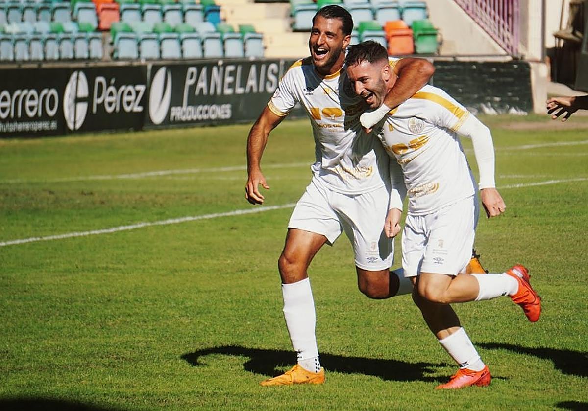El Salamanca UDS celebra un gol al CD Laguna.