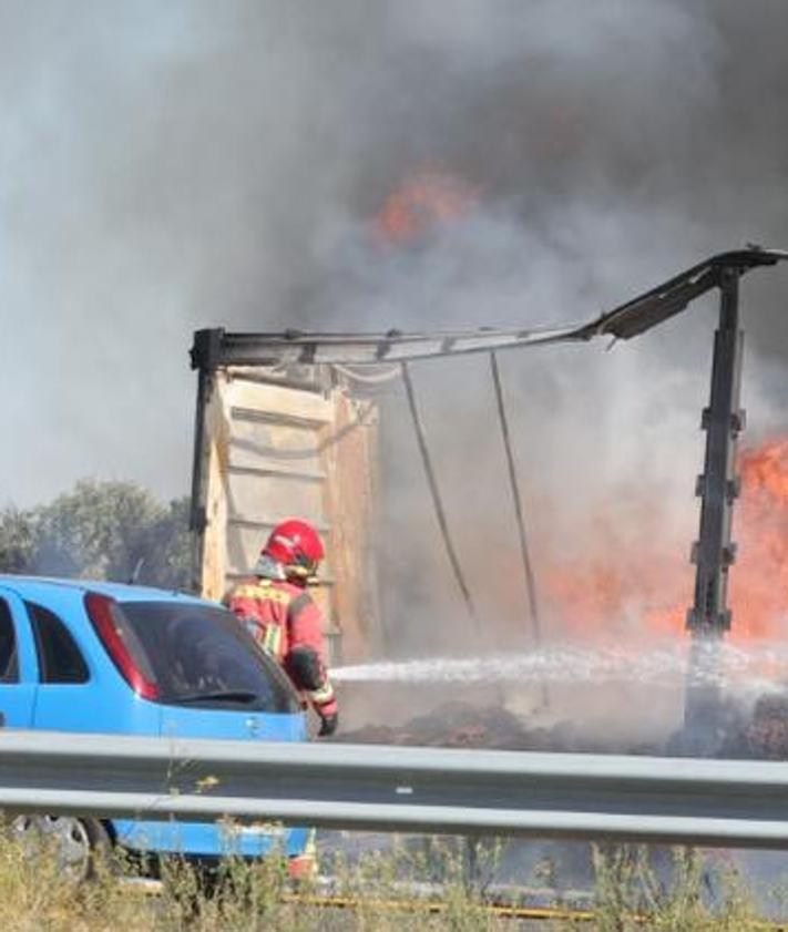Imagen secundaria 2 - Espectacular incendio de un camión entre Miranda de Azán y Mozárbez