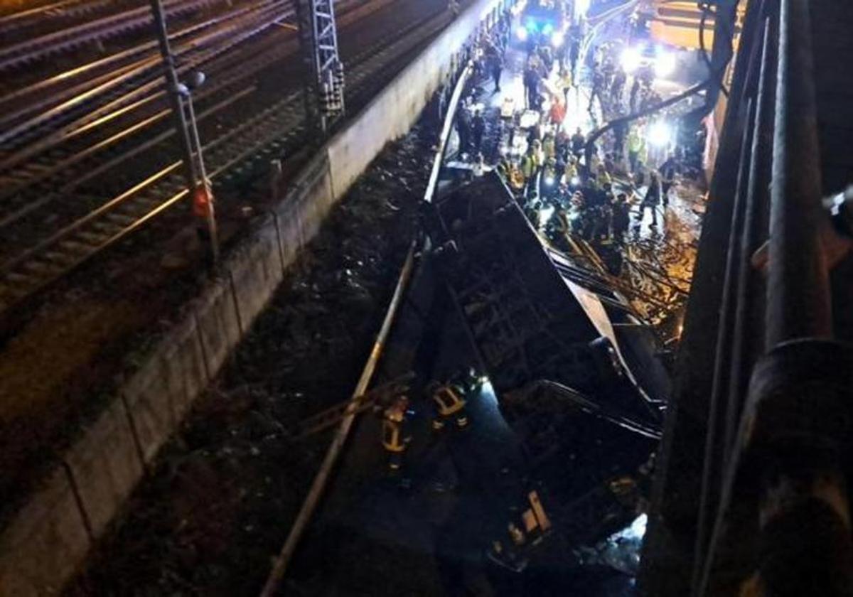 Personal de rescate trabaja en el lugar donde cayó el autobús, cerca de Venecia.