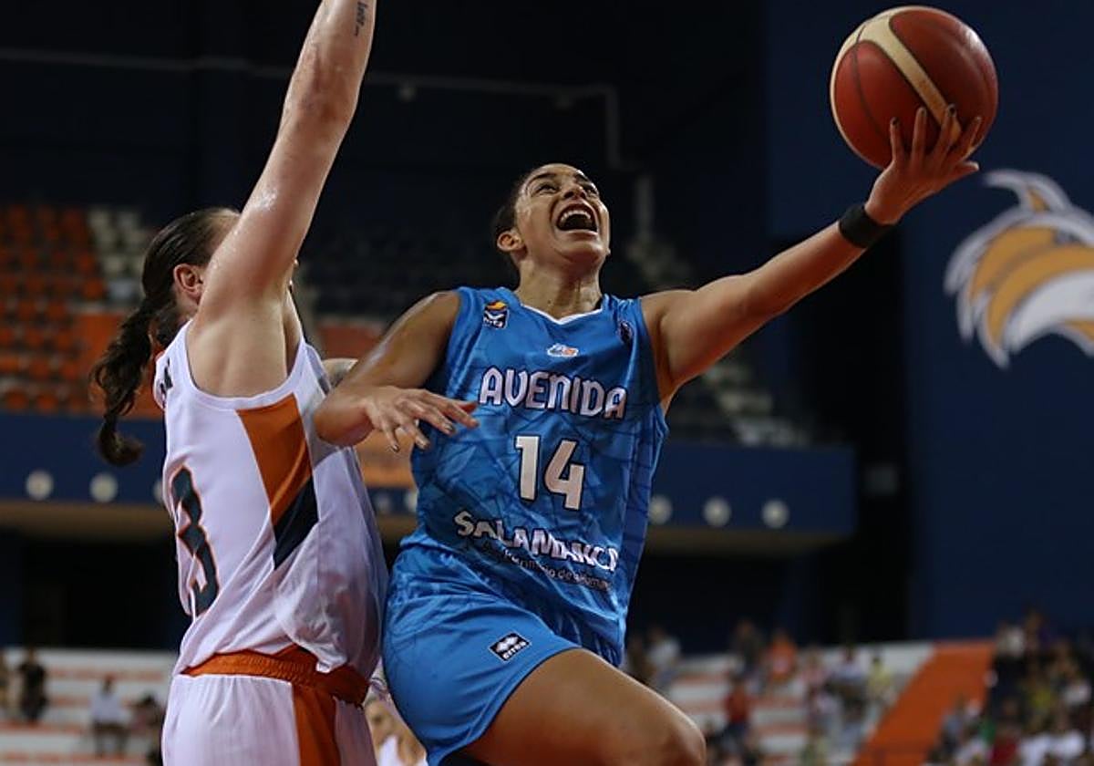 Bria Hartley realiza una entrada a canasta ante el Cukurova.