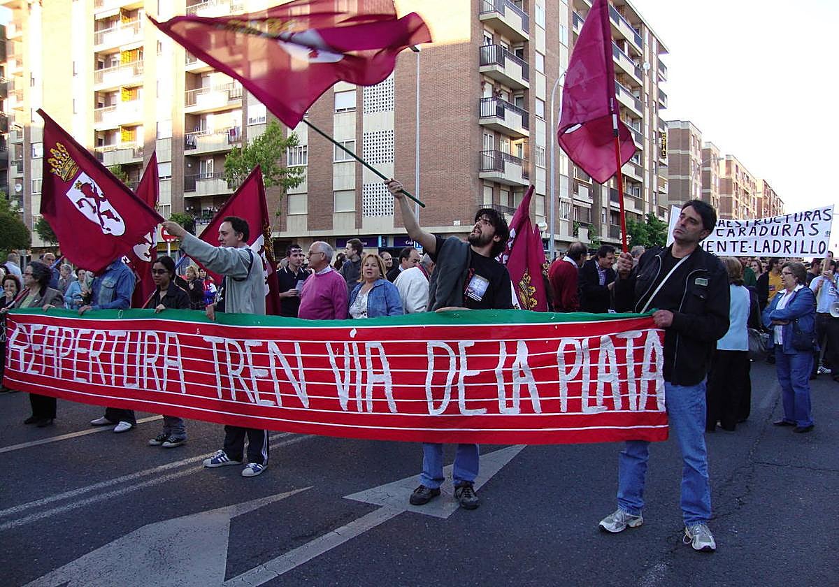 Una de las manifestaciones celebradas hace años en Salamanca solicitando la reapertura del tren de la Vía de la Plata.
