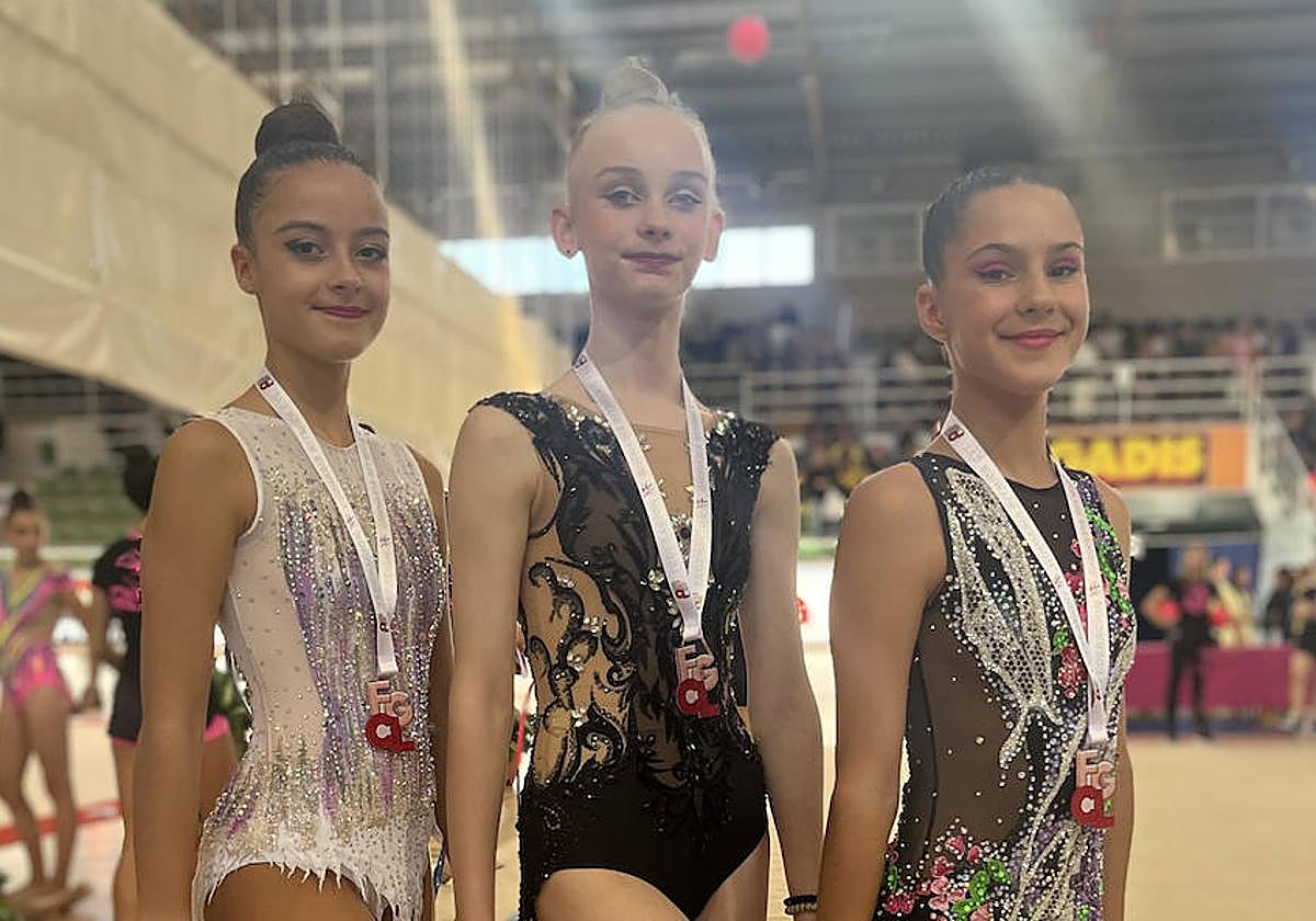 Representantes del Rítmica Salamanca Laura Cabezas, Valeriia Torhovskykh y Cristina Santos.