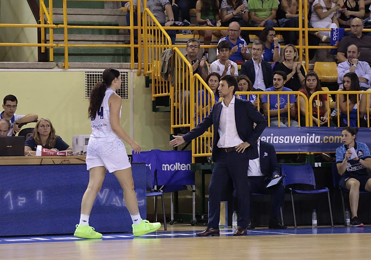 Pepe Vázquez dialoga con Mariella Fasoula durante el choque