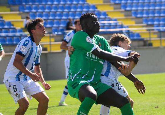 Un jugador del Cornellá, ante la Real Sociedad B, en el campo de Palamós.