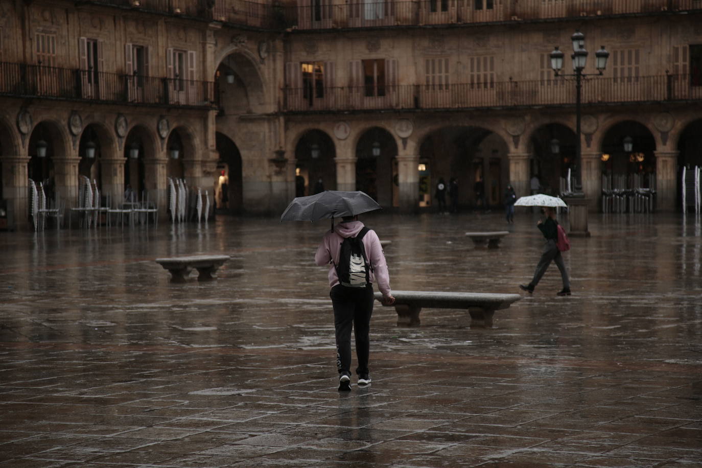 Una persona pasea por la Plaza Mayor, en una imagén de archivo