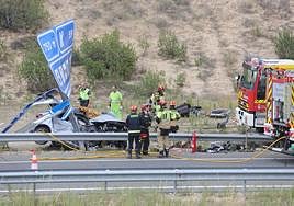 Los bomberos y la Guardia Civil trabajan en el lugar del accidente.