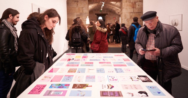 Mujer observando la exposición