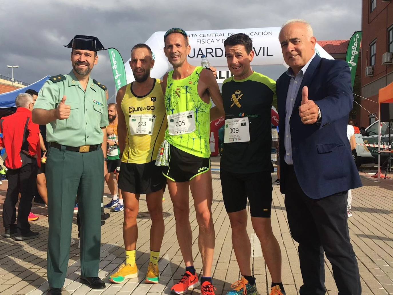 Imagen secundaria 1 - Miguel Gallego y María Gómez estrenan la Carrera Solidaria de la Guardia Civil de Salamanca