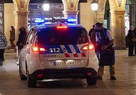 Agentes de la Policía Local de Salamanca trabajando de noche.