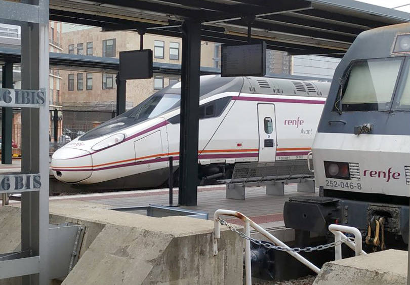 Trenes de Renfe en el andén.