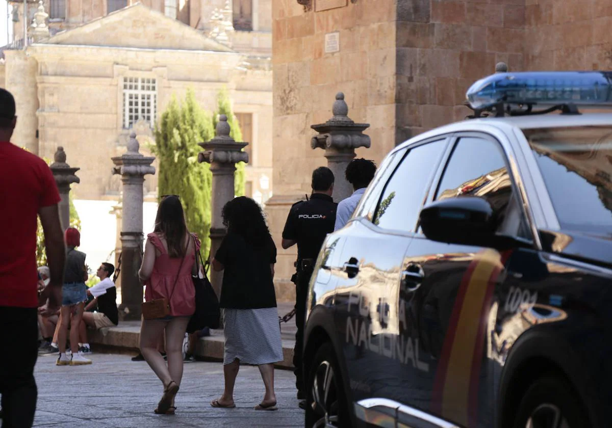 Policía Nacional en la Catedral de Salamanca