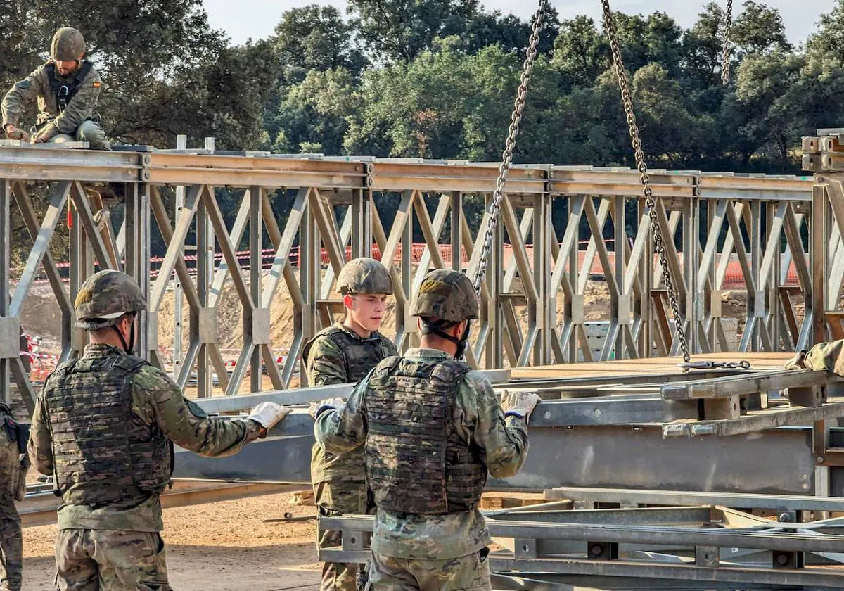 Militares salmantinos ultiman la colocación del puente en Aldea del Fresno.