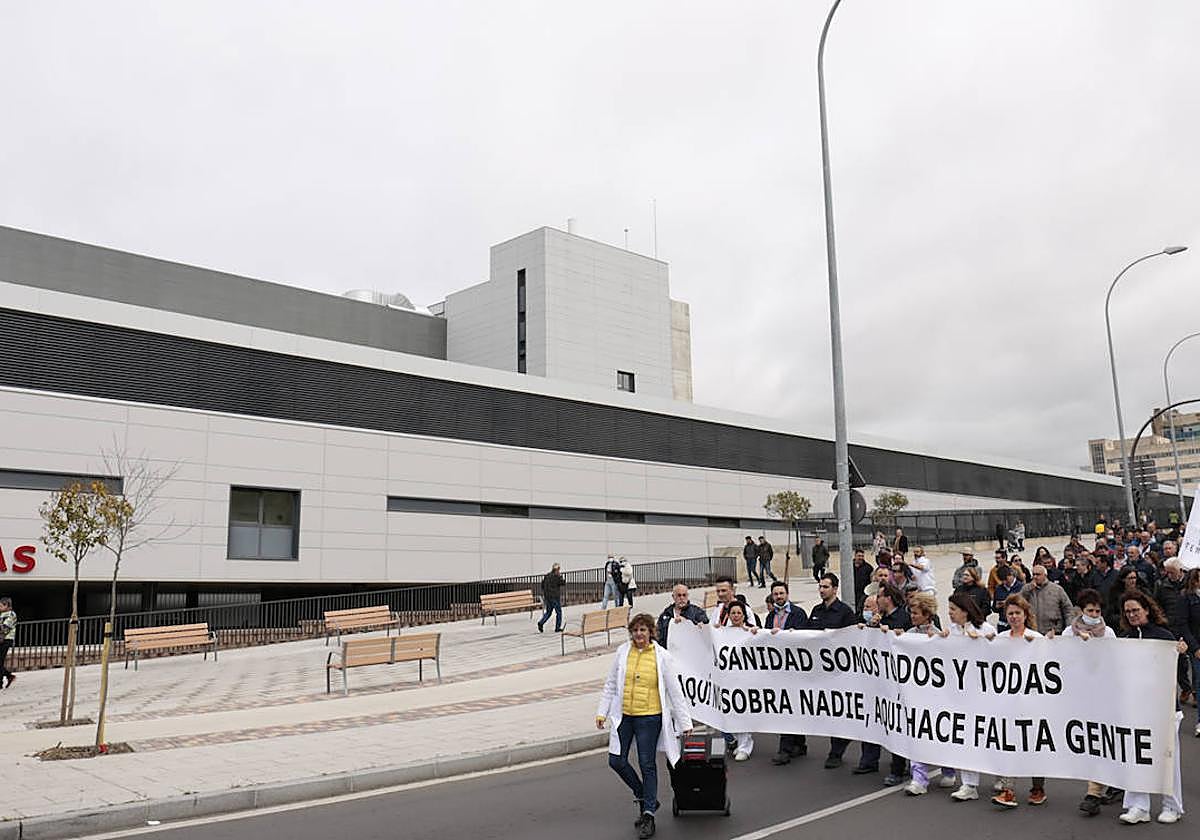 Una manifestación pasa por delante del Hospital de Salamanca.