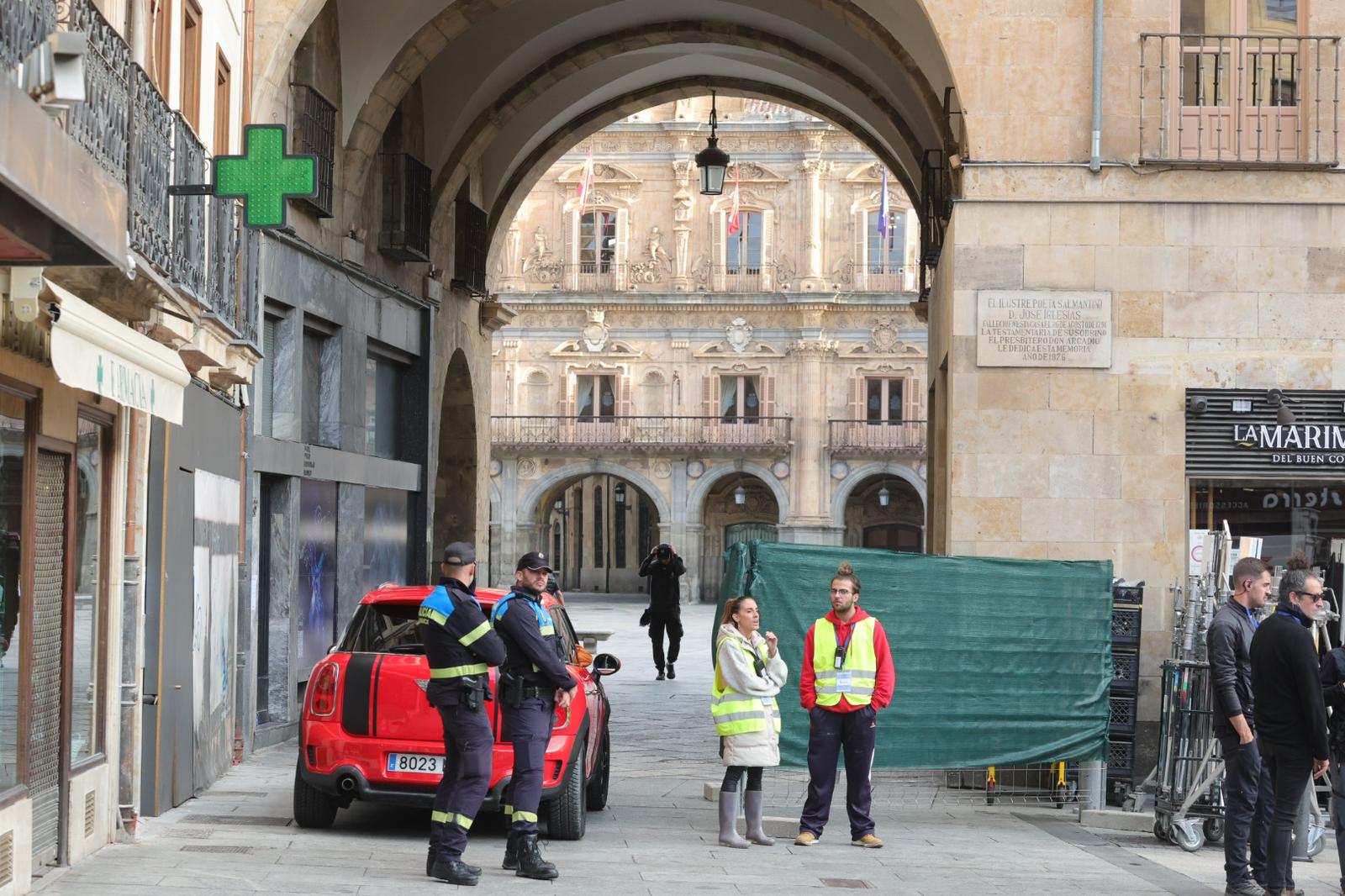 Control de acceso a la Plaza Mayor a primera hora de la mañana.