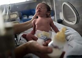 Un bebé, recién nacido, en un encubadora