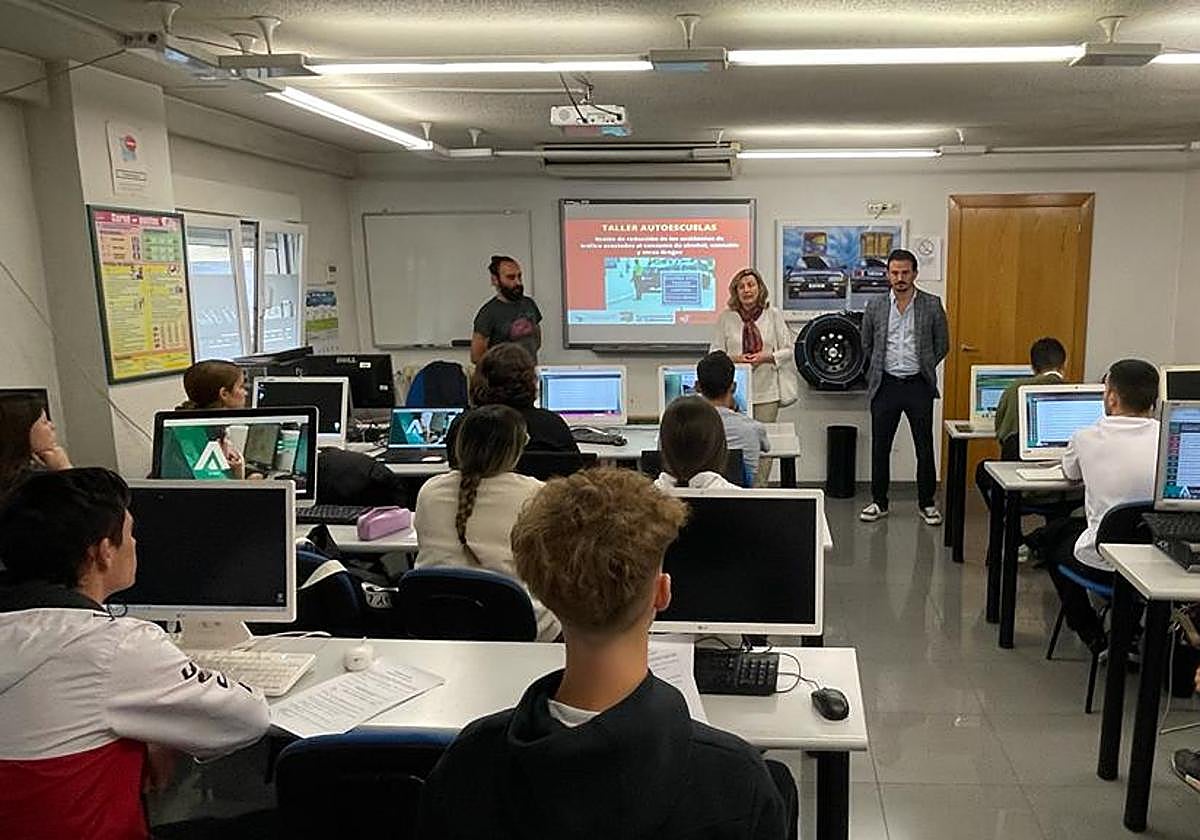 Visita de la concejala de Salud Pública, Vega Villar, a uno de los talleres.